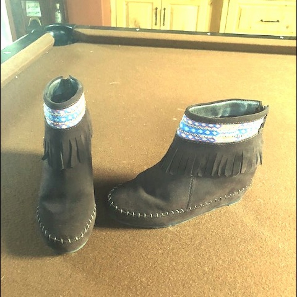 Brown suede booties w/fringe